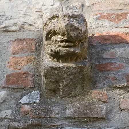 Town House With Garden And Piano